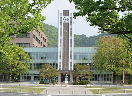 岡山の市街地に位置し、広大なキャンパスを持つ総合大学